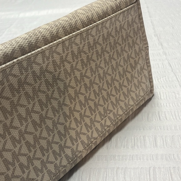 Michaell Kors signature shoulder bag- cream background with gray-ish MK’s. - Picture 11 of 16